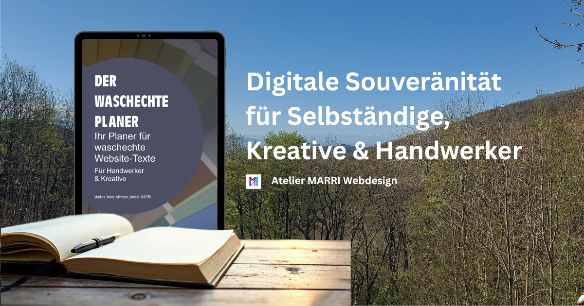 Bild für Artikel 'Texte schreiben mit Struktur': Ein Tablet zeigt das Cover des 'Waschechten Planers', davor ein offenes Notizbuch auf einem Holztisch vor einer Berglandschaft. Symbol für authentische Texte und digitale Souveränität von Atelier MARRI.